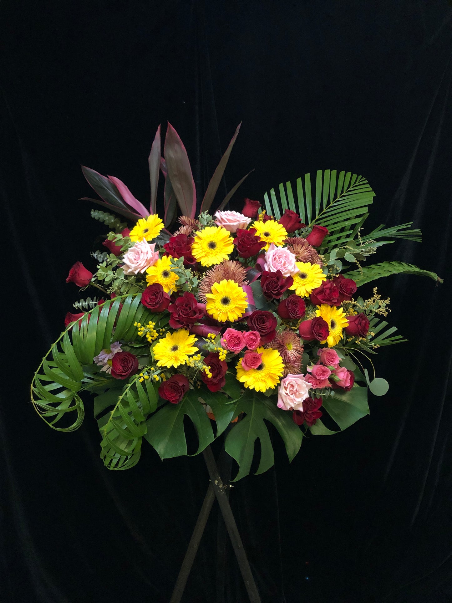 Red & Yellow Opening Flower Basket 紅黃開張花籃連木腳架(可選織葉或不織葉款