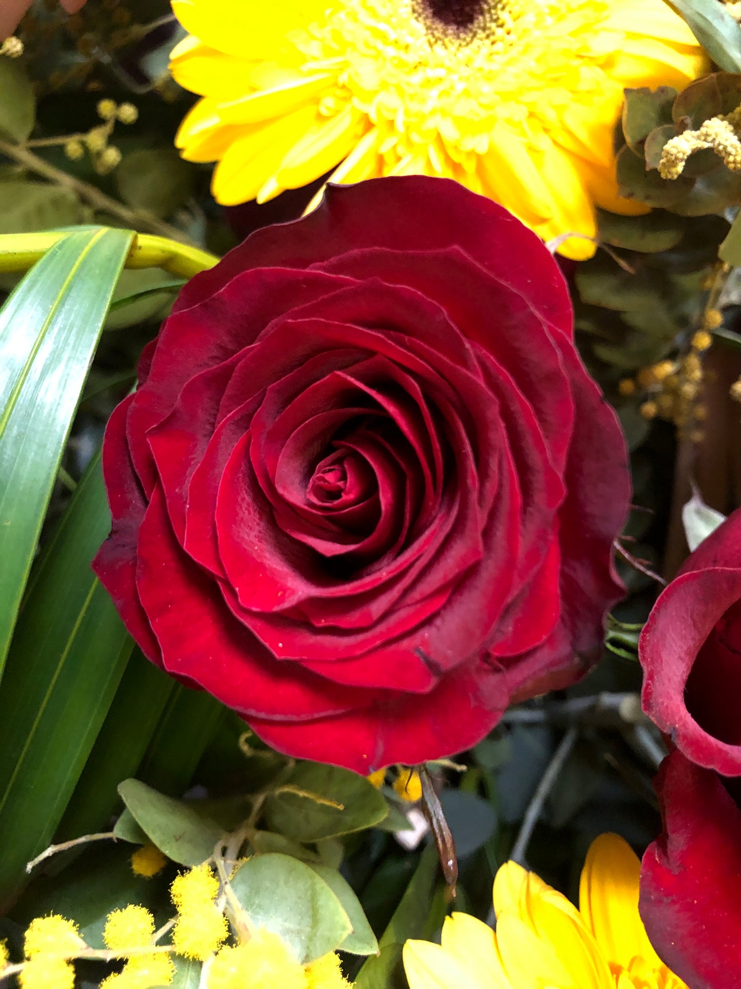 Orange Yellow Red Opening Flower Basket with Wooden Stand 橙黃紅開張花籃連木腳架 (織葉款或不織葉款)