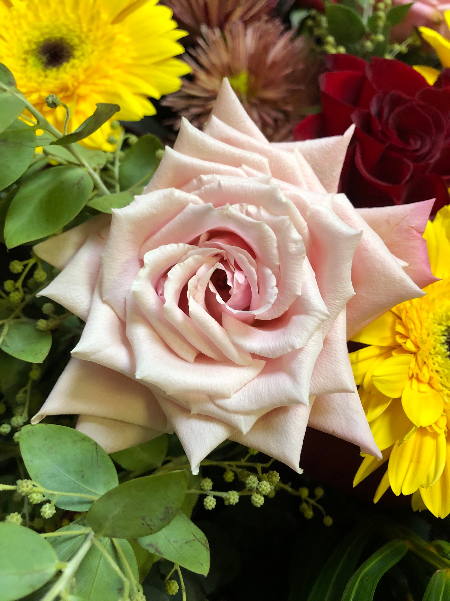 Orange Yellow Red Opening Flower Basket with Wooden Stand 橙黃紅開張花籃連木腳架 (織葉款或不織葉款)