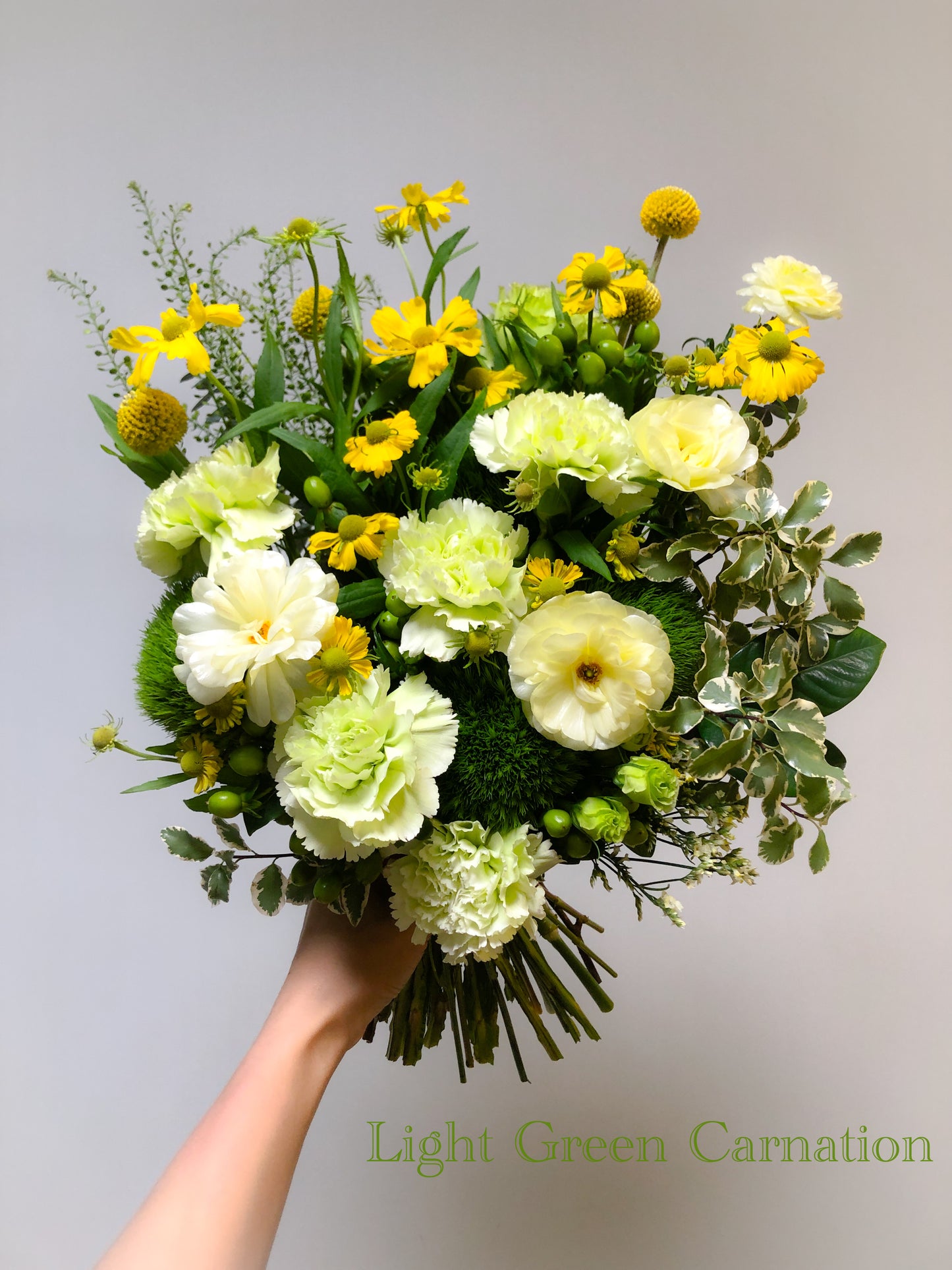 Light Green Carnation 青綠康乃馨蝴蝶洋牡丹花束