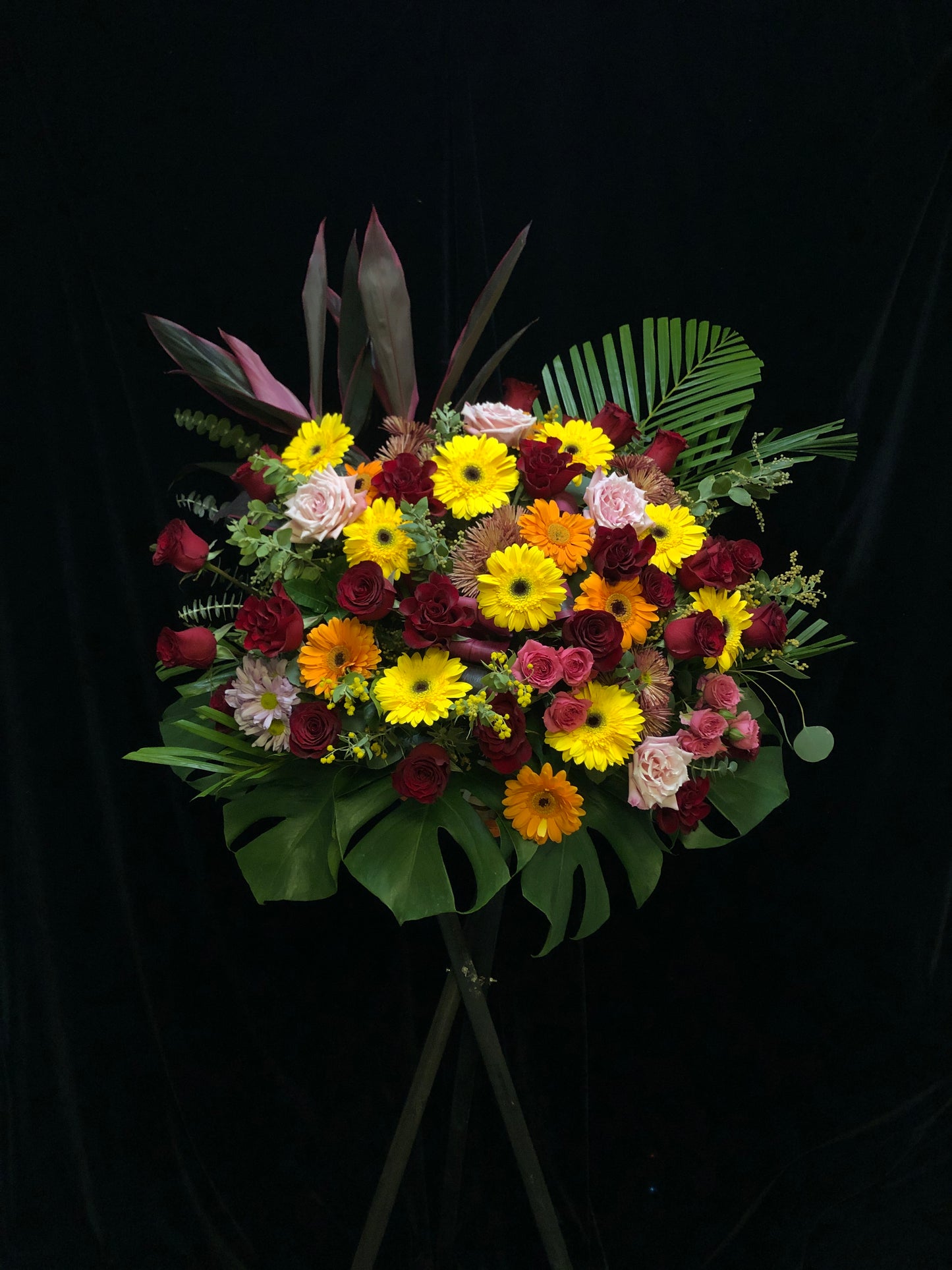 Orange Yellow Red Opening Flower Basket with Wooden Stand 橙黃紅開張花籃連木腳架 (織葉款或不織葉款）