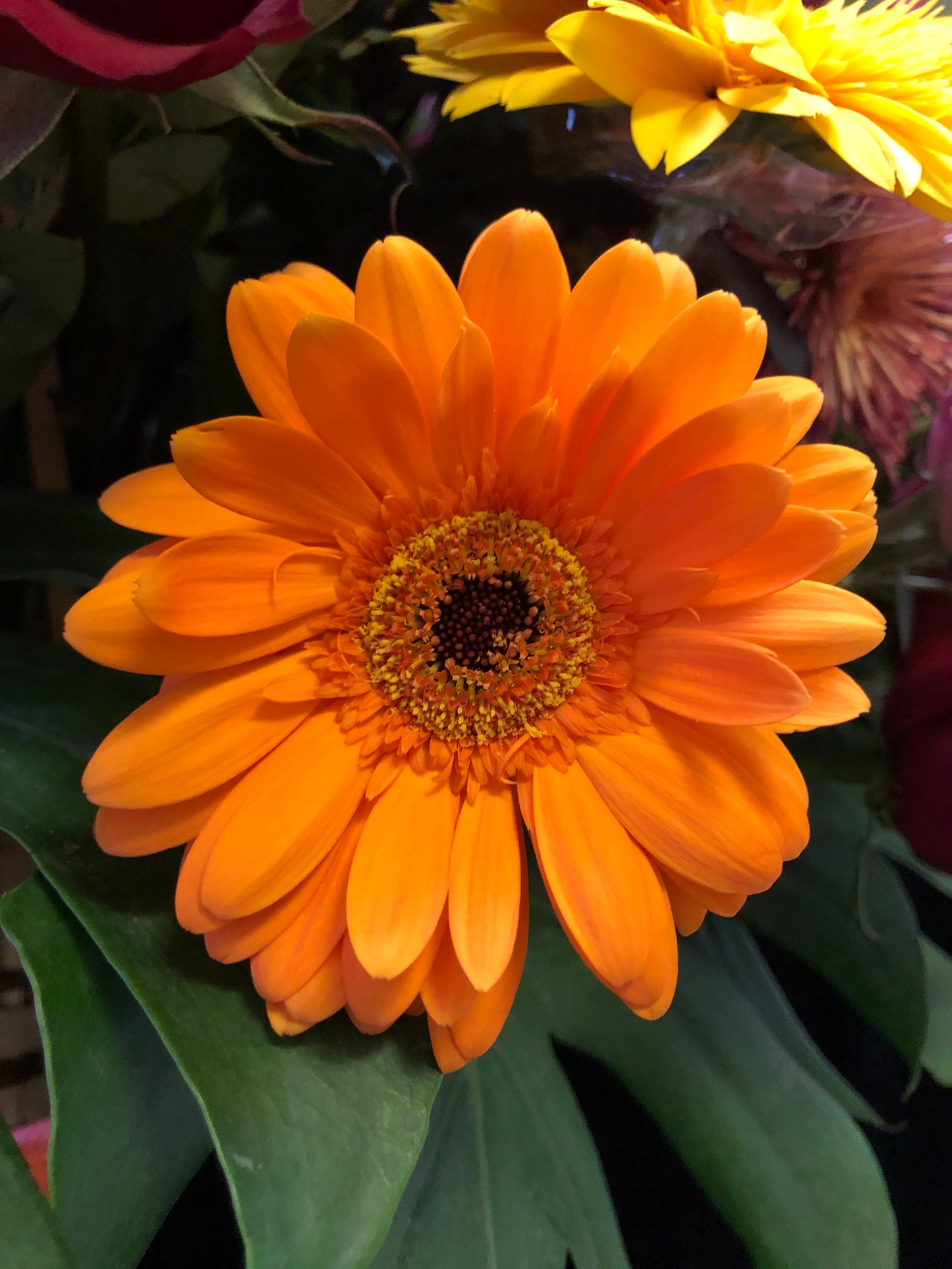 Orange Yellow Red Opening Flower Basket with Wooden Stand 橙黃紅開張花籃連木腳架 (織葉款或不織葉款）