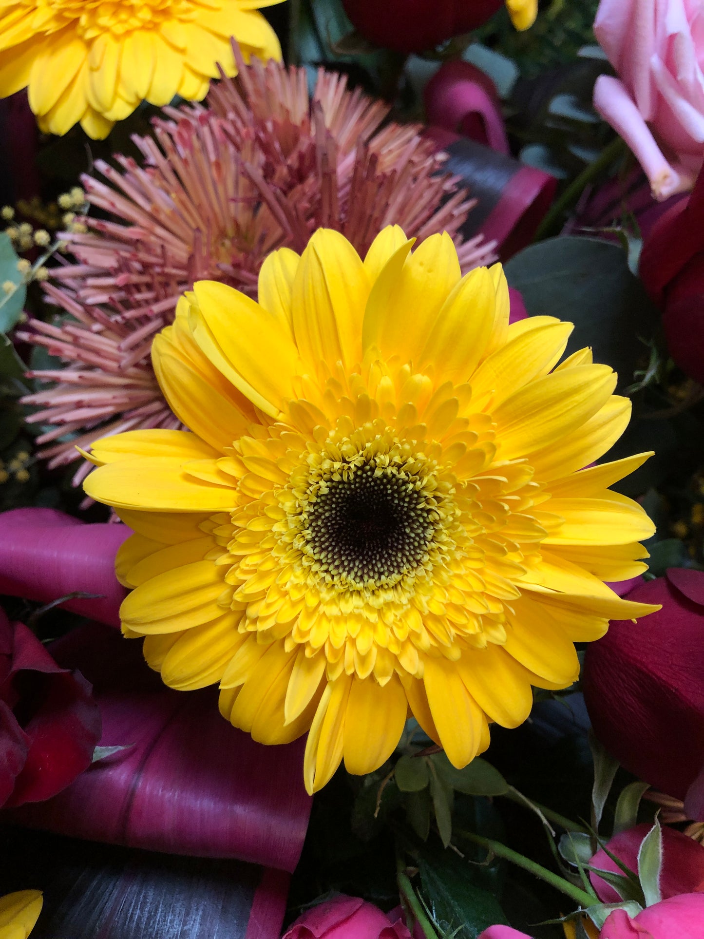 Orange Yellow Red Opening Flower Basket with Wooden Stand 橙黃紅開張花籃連木腳架 (織葉款或不織葉款）