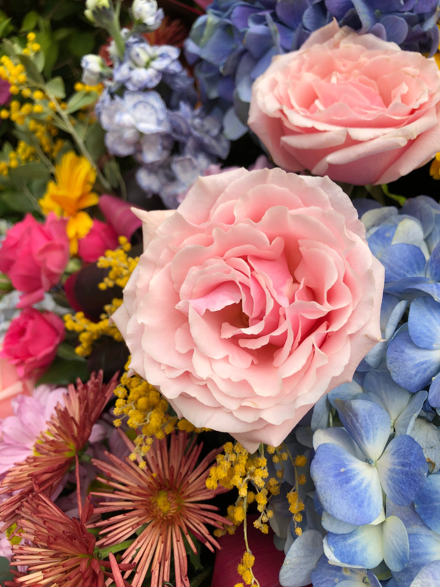 Pastel Color Opening Flower Basket with Wooden stand 粉彩色開張花籃連木腳架及花紙包裝