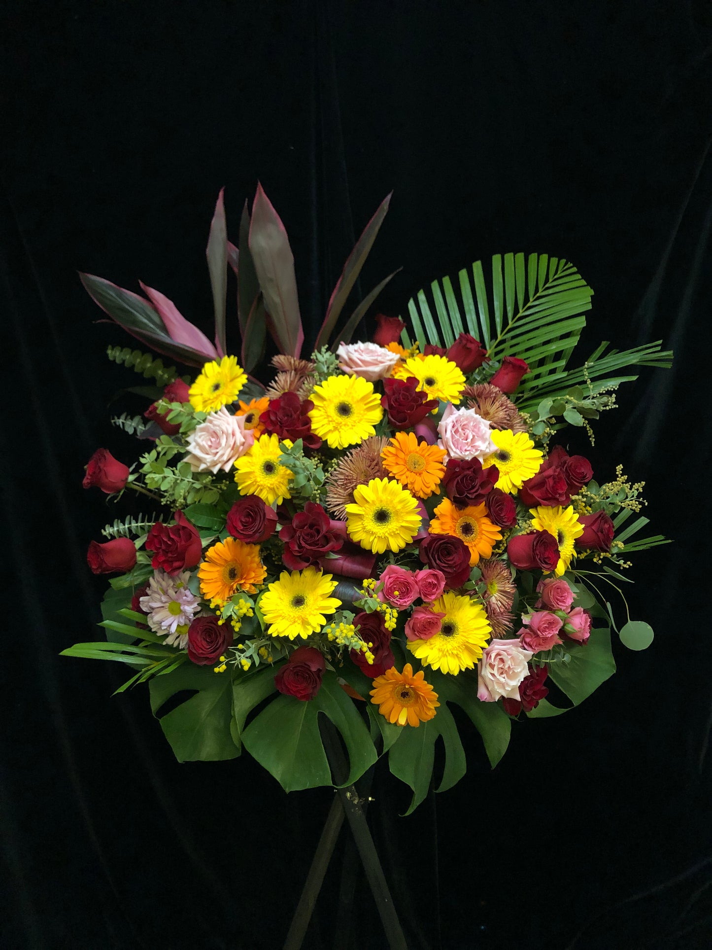 Orange Yellow Red Opening Flower Basket with Wooden Stand 橙黃紅開張花籃連木腳架 (織葉款或不織葉款）