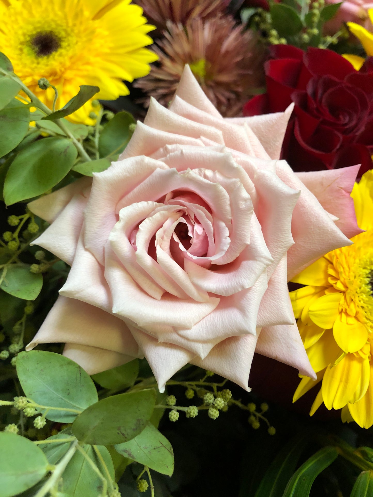 Orange Yellow Red Opening Flower Basket with Wooden Stand 橙黃紅開張花籃連木腳架 (織葉款或不織葉款）